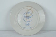 Load image into Gallery viewer, 1975 Goebel M.J. Hummel Annual Collector Plate #268 Boy On Sled Lantern West Germany