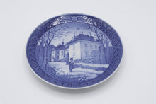 Load image into Gallery viewer, Royal Copenhagen 1975 Christmas Plate Marselisborg Slot Denmark 7 Inch