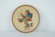 Load image into Gallery viewer, 1973 Goebel M.J. Hummel Annual Collector Plate #200 Little Boy With Umbrella West Germany