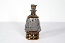 Load image into Gallery viewer, Mid-Century Modern Laeken Decanter Set – Frosted Leaves with Gold Trim
