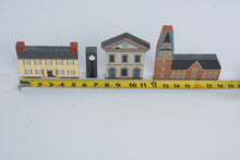 Load image into Gallery viewer, Vintage Cats Meow Williamsburg Village Wood Buildings Lot of 4 1987 1993