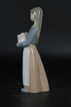 Load image into Gallery viewer, Lladró Girl with Pig (#1011) – Retired Porcelain Figurine by Fulgencio García (1969–2001)