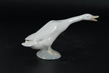 Load image into Gallery viewer, Lladró “Goose” #4661 Retired Figurine