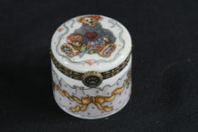 Load image into Gallery viewer, Boyds Bears Porcelain Trinket Box Shakespeare Love Quote Hinged Mini Round