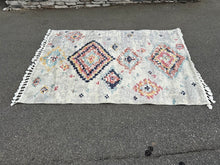 Load image into Gallery viewer, Safavieh Morocco Collection Area Rug Cream Multi Diamond Pattern 5x8