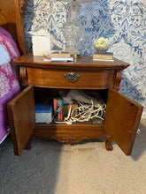 Load image into Gallery viewer, Pair of Lexington Furniture “Victorian Sampler” Oak Nightstands