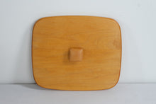 Load image into Gallery viewer, Longaberger Collectors Club 1998 Basket – Collectors Edition with Liner & Lid