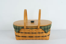 Load image into Gallery viewer, Longaberger Traditions Collection Generosity Basket with Lid, Liner & Protector (1999 Edition)
