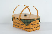 Load image into Gallery viewer, Longaberger Traditions Collection Generosity Basket with Lid, Liner & Protector (1999 Edition)