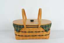 Load image into Gallery viewer, Longaberger Traditions Collection Generosity Basket with Lid, Liner & Protector (1999 Edition)