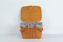 Load image into Gallery viewer, Longaberger Large Picnic Basket 10324 with Lid, Liner & Protector
