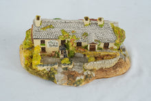 Load image into Gallery viewer, David Winter Darcy Nellys Irish Cottage Figurine Handmade England