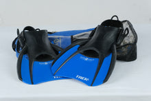 Load image into Gallery viewer, Aqua Lung Sport Trek Blue Snorkeling Fins Size Large 10 13 with Travel Bag