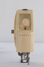 Load image into Gallery viewer, Vintage Singer Buttonholer Attachment with 4 Plates