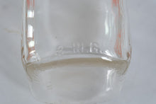 Load image into Gallery viewer, Vintage Amboy Dairy Syracuse NY Half Gallon Milk Bottles with Wire Carrier Set of 6