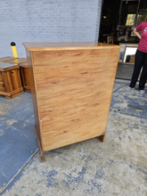 Load image into Gallery viewer, Sumter Cabinet Co. Chest of Drawers – Solid Wood 5-Drawer Chest