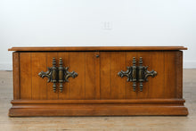 Load image into Gallery viewer, 1973 Lane Cedar Hope Chest with Tray – Style 2442-88