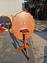 Load image into Gallery viewer, Vintage Scalloped Edge Tilt-Top Side Table