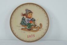 Load image into Gallery viewer, 1975 Goebel M.J. Hummel Annual Collector Plate #268 Boy On Sled Lantern West Germany
