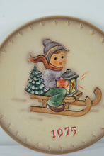 Load image into Gallery viewer, 1975 Goebel M.J. Hummel Annual Collector Plate #268 Boy On Sled Lantern West Germany
