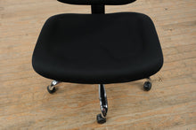 Load image into Gallery viewer, Heavy-Duty 1,000 LB Capacity Office Chair – Extra Wide Seat, Swivel &amp; Roll
