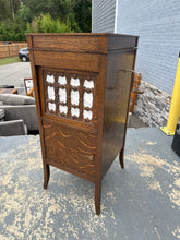 Load image into Gallery viewer, Antique Edison Disc Phonograph in Quarter-Sawn Tiger Oak Cabinet
