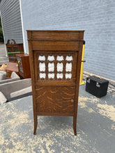Load image into Gallery viewer, Antique Edison Disc Phonograph in Quarter-Sawn Tiger Oak Cabinet

