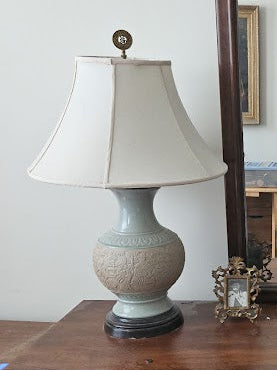 Vintage Asian-Inspired Ceramic Table Lamp with Etched Figural Design – Elegant Crackle Glaze & Wooden Base