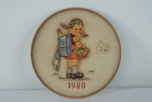 Load image into Gallery viewer, 1980 Goebel M.J. Hummel Annual Collector Plate #273 School Girl With Backpack West Germany
