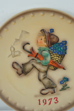 Load image into Gallery viewer, 1973 Goebel M.J. Hummel Annual Collector Plate #200 Little Boy With Umbrella West Germany
