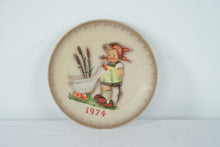 Load image into Gallery viewer, 1974 Goebel M.J. Hummel Annual Collector Plate #267 Girl With Goose West Germany
