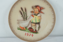 Load image into Gallery viewer, 1974 Goebel M.J. Hummel Annual Collector Plate #267 Girl With Goose West Germany
