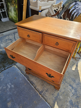 Load image into Gallery viewer, Sumter Cabinet Co. Chest of Drawers – Solid Wood 5-Drawer Chest
