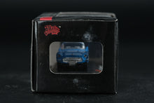 Load image into Gallery viewer, Malibu International Chevrolet Corvette (1957) – 1:87 Scale Die-Cast Model (Blue/White)
