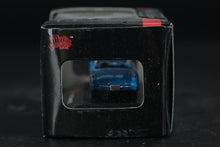 Load image into Gallery viewer, Malibu International Chevrolet Corvette (1957) – 1:87 Scale Die-Cast Model (Blue/White)

