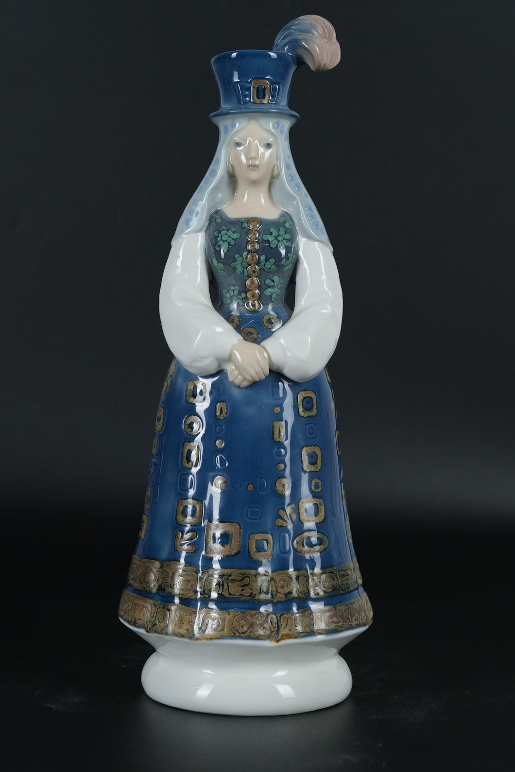 Lladro Figurine – Solemn Lady #01001157 (Retired, Handcrafted Porcelain, 1971–1975)