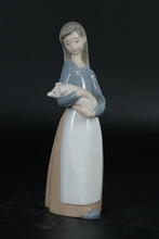 Load image into Gallery viewer, Lladró Girl with Pig (#1011) – Retired Porcelain Figurine by Fulgencio García (1969–2001)
