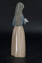 Load image into Gallery viewer, Lladró Girl with Pig (#1011) – Retired Porcelain Figurine by Fulgencio García (1969–2001)
