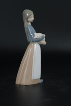 Load image into Gallery viewer, Lladró Girl with Pig (#1011) – Retired Porcelain Figurine by Fulgencio García (1969–2001)
