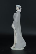Load image into Gallery viewer, Lladró Caped Gentleman #4637 | Retired Matte Finish Figurine (1969–1972) | 11&quot; Tall
