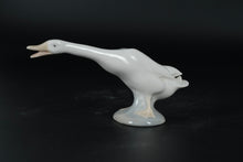 Load image into Gallery viewer, Lladró “Goose” #4661 Retired Figurine
