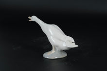 Load image into Gallery viewer, Lladró “Goose” #4661 Retired Figurine
