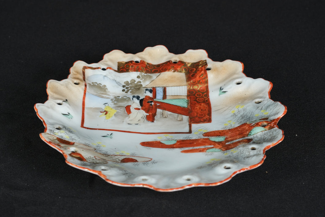 Antique Japanese Hand-Painted Porcelain Plate – Scalloped Rim with Geisha Scene (9.25