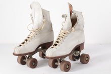 Load image into Gallery viewer, Chicago Roller Skates - Ladies size 8
