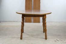 Load image into Gallery viewer, Cochrane Furniture Round Oak Extendable Dining Table with 2 Leaves
