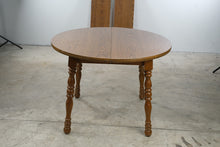Load image into Gallery viewer, Cochrane Furniture Round Oak Extendable Dining Table with 2 Leaves

