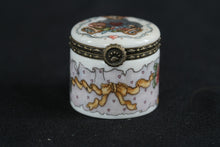 Load image into Gallery viewer, Boyds Bears Porcelain Trinket Box Shakespeare Love Quote Hinged Mini Round

