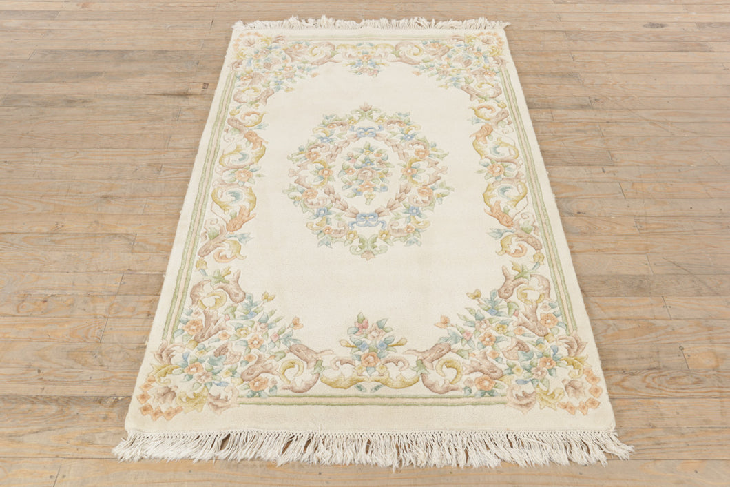 Cream Rug with Floral Medallion - 4 x 6