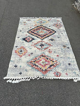 Load image into Gallery viewer, Safavieh Morocco Collection Area Rug Cream Multi Diamond Pattern 5x8
