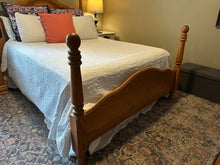 Load image into Gallery viewer, Samuel Lawrence Furniture Solid Oak Queen Bed with Turned Posts
